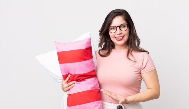 spokojný zákazník s vyšívaným vankúšom